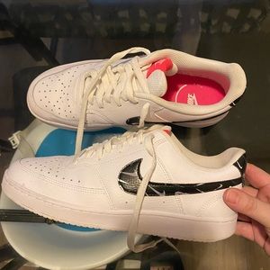 Size 10 women’s Nike shoes